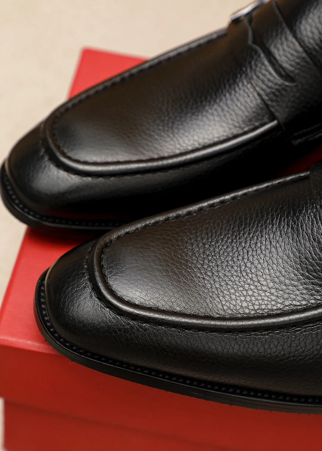 Men's shoes 💰460 💐 Product trademark: Ferragamo "Ferragamo" casual leather shoes Regular size: 38-44 (45.46🉑️customized) Product materials: Selected imported first-layer pebbled cowhide leather upper + luxury hardware buckle, imported water-dyed cowhide leather lining. Strong three-dimensional visual effect, original outsole color: 2⃣️seed leather materials optional